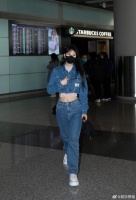李菲儿机场路透露脐装，真给人看迷糊了！