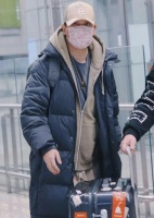 潘粤明携小10岁女友度假归来，贴心帮搬行李箱，相识8年感情稳定