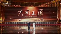央视专题晚会御用主持人，康辉回归开口即权威、王宁一如既往飒爽