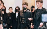许雅钧与小s手牵手走出恩爱画面