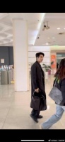 小夫妻分开上班路透，见外了