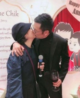 苗侨伟和太太穿情侣装牵手恩爱逛街 结婚多年三哥依旧是爱妻号
