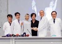 张洪量爱妻换肝一年后离世，演唱会上痛哭失声，已携子女移居美国
