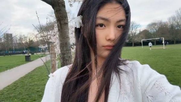 王诗龄晒英国公园自拍,五官立体标志,很像混血