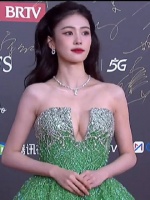 白鹿真的好适合绿色，身材超棒的白梦妍