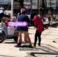 陕西：6旬老翁足浴不买单，被两名女技师抓住：不结账就别想走