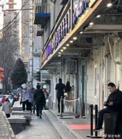 汪小菲懒理女友绯闻，两人回北京路边吃包子，也是太接地气