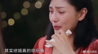 倒追小2岁丈夫放弃事业3年生2子，当众痛哭后悔结婚，如今怎样？