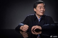 钟睒睒风波后首露面，上火脸肿大包满面愁容，头发花白像老了十岁