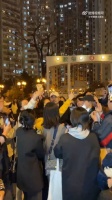 有网友晒出陈建斌与蒋勤勤在香港街头与路人合照视频……