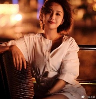 三八妇女节，佟丽娅出旅行晒美照，笑容甜美如初恋！