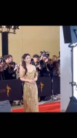 赵丽颖和张艺谋导演，哈哈哈哈i人照镜子式打招呼