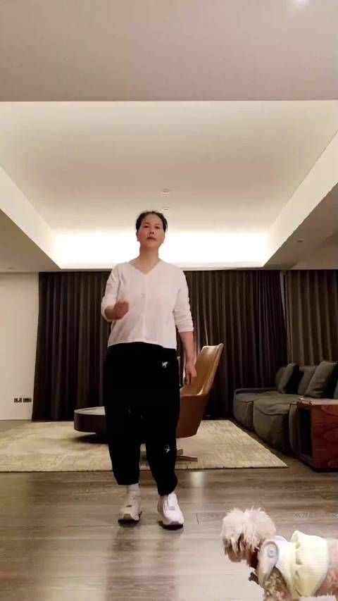 大S家保姆晒跳舞视频,背景是大S家的豪宅,装修豪华又有格调