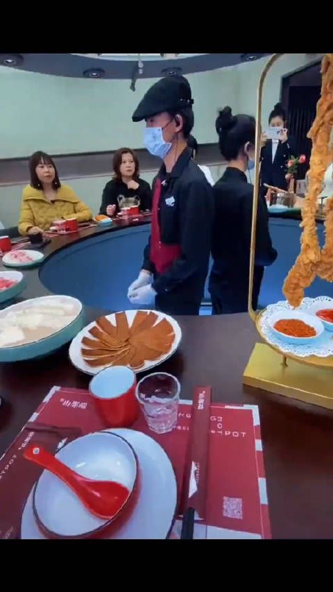 这是服务员还是女嘉宾