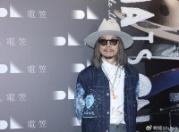 谢霆锋回香港演出情绪激昂，以长发登场有型有款，狄波拉现身捧场