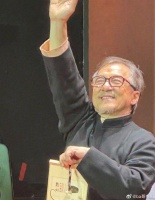 成龙大哥还有不到一个月就70岁了，他最近出席活动，已经白发苍苍