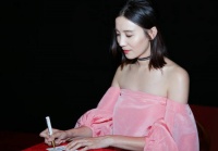 她曾被指涉足5婚导演的婚姻，同居5年后分手，如今依旧大红大紫