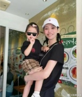奚梦瑶2岁女儿长得像奶奶四太，一个包3万4，是真正百亿千金…