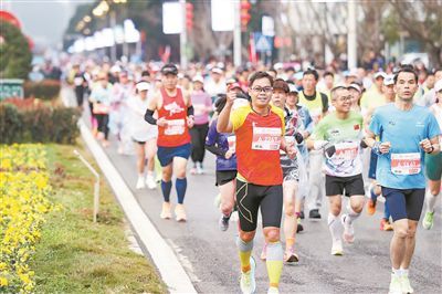 3月3日，2024万峰林马拉松比赛在贵州省兴义市桔山广场鸣枪开跑，2万名马拉松爱好者参赛。