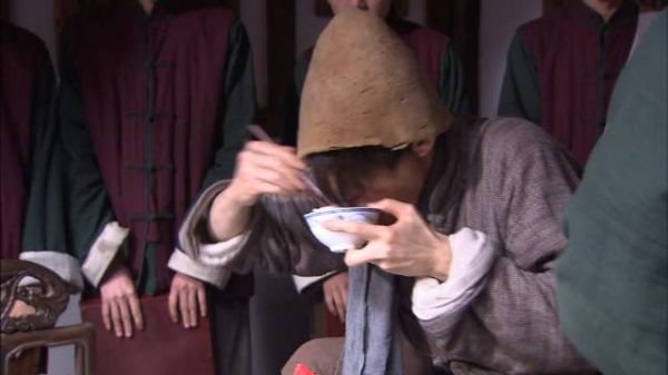 乞丐在酒楼吃饭,被伙计看不起,没想到整个酒楼都是他家的