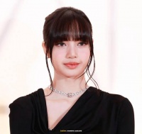 lisa新闻图，状态好好，身材比例好绝，这个腿真的嘶哈嘶哈了！