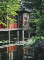 沈家园里花如锦，半是当年识放翁，也信美人终作土，不堪幽梦太匆匆