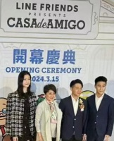 四太梁安琪携儿媳奚梦瑶、何猷君、何猷亨参加餐厅开幕典礼