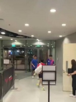 孙颖莎 莎莎带着哥哥的奖杯下班啦！