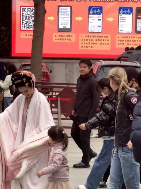 撒贝宁李白带娃西安旅游,龙凤胎女儿随他人游玩不惧生,性格随爸较外向