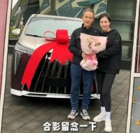 结婚纪念日秀恩爱！田朴珺送王石一辆国产豪车，王石送的蛋糕却很小