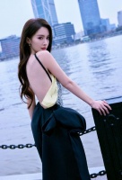 金晨的红色露背造型热烈而奔放，彰显出她独特的魅力和自信…