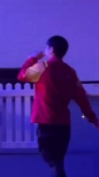 还是喜欢看莎宝闹腾，蔫蔫的老爹们都想法子逗她开心！