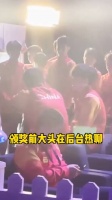 颁奖仪式前莎莎在角落里玩手机，开始后莎莎默默走到电视机前观看颁奖仪式…
