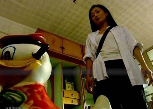 7岁女孩被烧死,母亲却在打麻将,爸爸脖上牙印暴露真