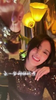 李亚鹏未陪妻子过生日，女方称：忙着直播挣钱还债呢
