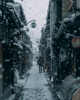 愿你们有遮风避雨之所，有火炉温暖你们，但最重要的，当雪花纷飞时…
