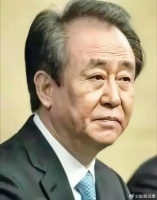 眼前的这位是许家印吗？短短一年间，他的变化竟如此之大，真是令人难以置信