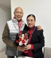 吓餐死！76岁TVB资深花旦突遭鹿群围攻，价值2万羽绒服被咬坏