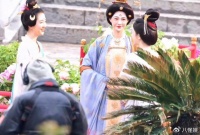 杜海涛沈梦辰路边摊吃面，穿万元衣担心被弄脏，脖子上围一圈纸巾