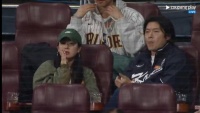 玄彬孙艺珍、孔刘李栋旭一起去现场看MLB棒球赛了！ cp脑满血复活！
