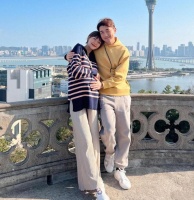 洪永城宣布第二胎女儿出生 一家四口首张全家福曝光