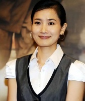 她离婚后只字不提前夫侯勇，和女儿患难与共，现在45岁如冻龄少女