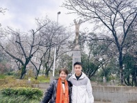 何猷君带妈妈去武大看樱花，还喊梁安琪为事头婆，四太打扮超年轻