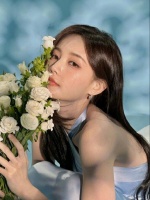李一桐的美就是属于能让人眼前一亮的类型，超精致的一张脸和完美的身材！