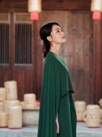 李沁一袭绿色镂空斗篷裙，宛如森林中的仙子