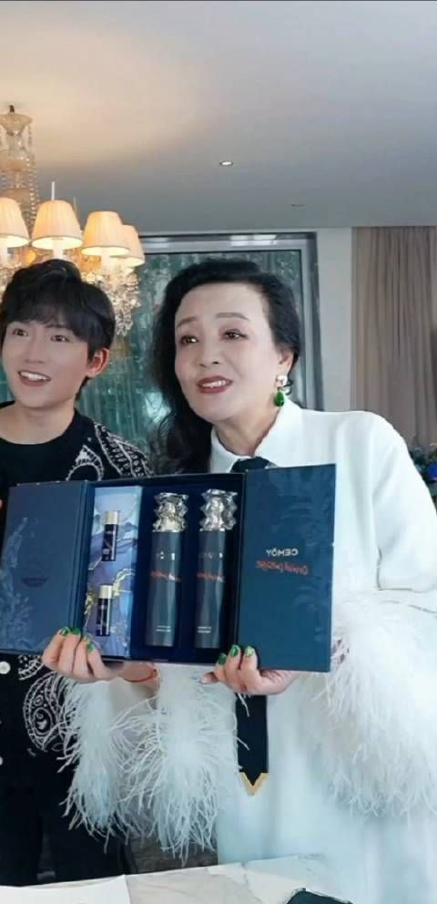 张兰在直播间唱着漂洋过海来看你,能体会到她真的想孙子了