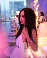前几天，温碧霞出席宴会，拍图时没注意，头发碰到了后方的蜡烛，直接着火