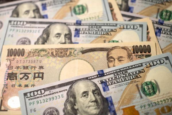 这是2022年4月20日在日本东京拍摄的日元和美元纸币。新华社记者张笑宇摄