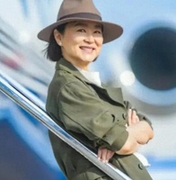 70岁林青霞现身香港！略显老态气质不减，手握数十亿身家日子滋润