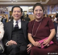 向华强带着陈岚，回家见自己的老婆丁佩，陈岚握着丁佩的手说：大姐…